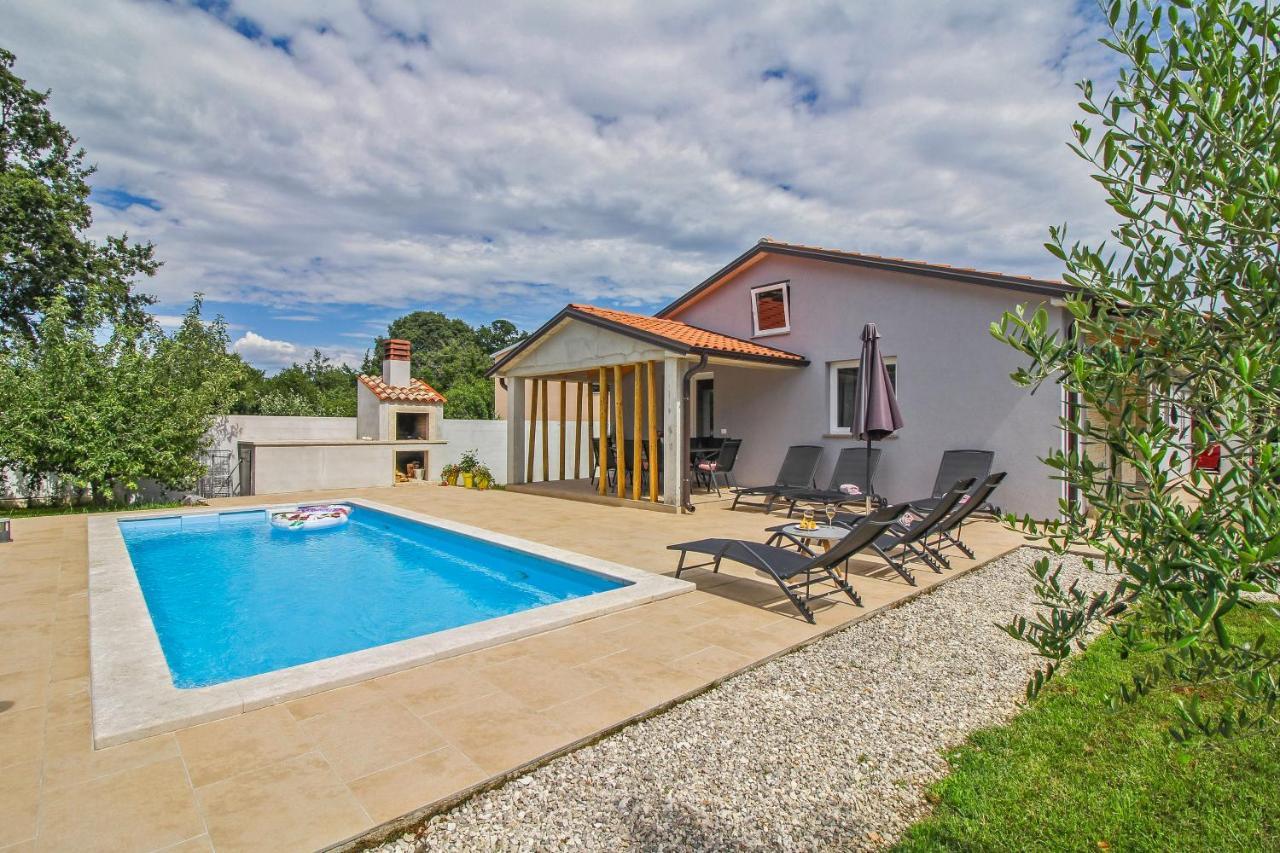 Natascha In Pamici - Haus Fuer 6 Personen Villa Žminj Buitenkant foto