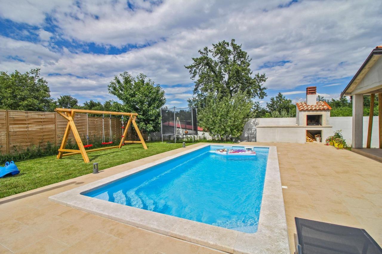 Natascha In Pamici - Haus Fuer 6 Personen Villa Žminj Buitenkant foto