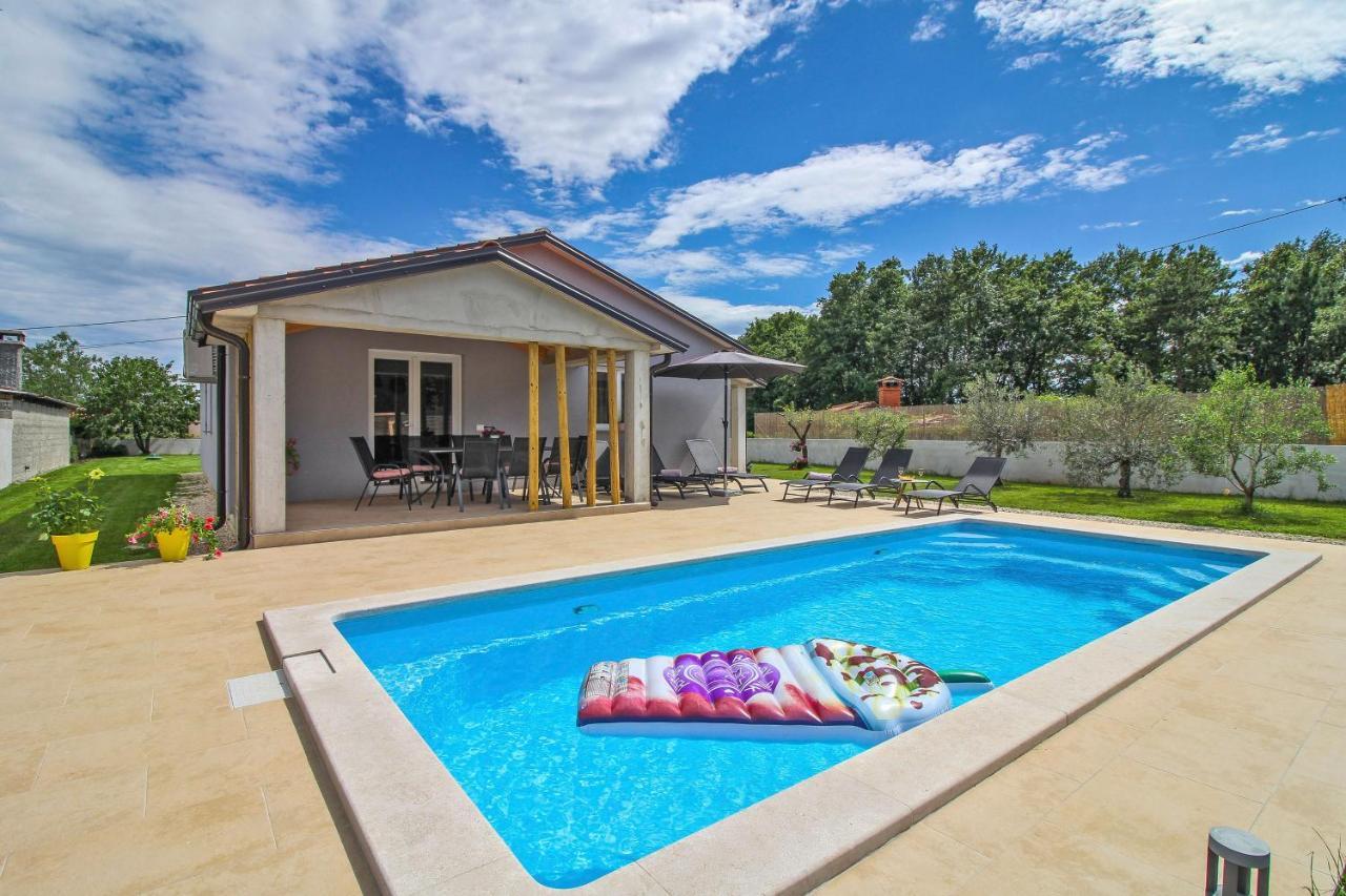 Natascha In Pamici - Haus Fuer 6 Personen Villa Žminj Buitenkant foto