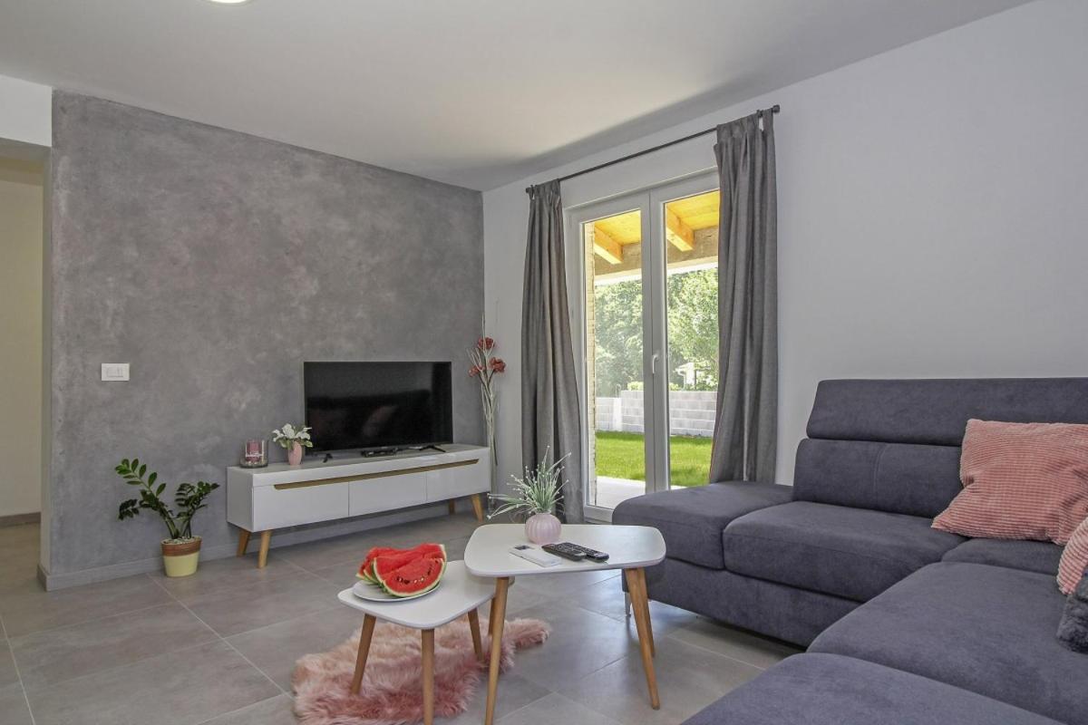 Natascha In Pamici - Haus Fuer 6 Personen Villa Žminj Buitenkant foto