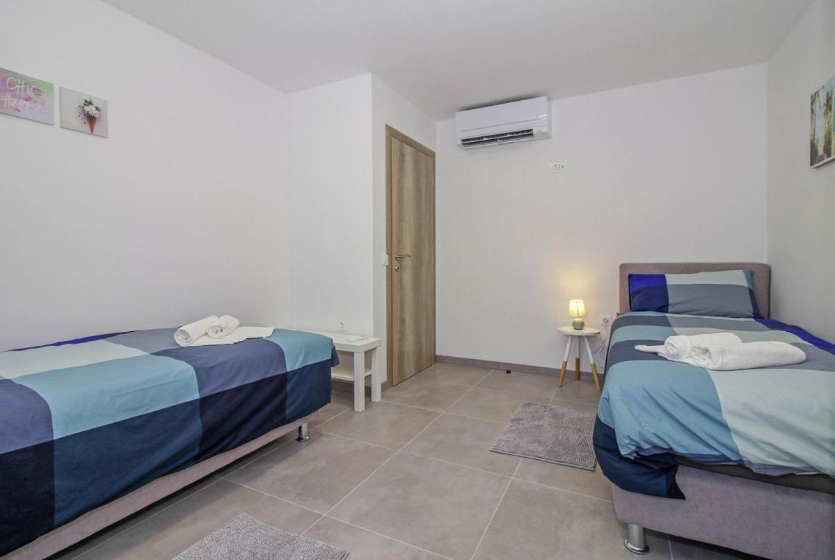 Natascha In Pamici - Haus Fuer 6 Personen Villa Žminj Buitenkant foto