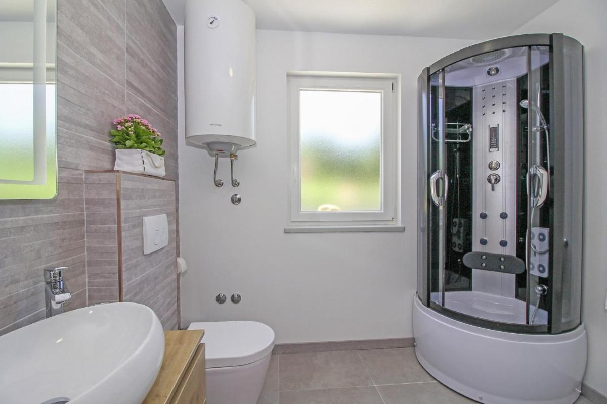 Natascha In Pamici - Haus Fuer 6 Personen Villa Žminj Buitenkant foto