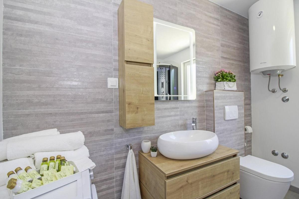 Natascha In Pamici - Haus Fuer 6 Personen Villa Žminj Buitenkant foto