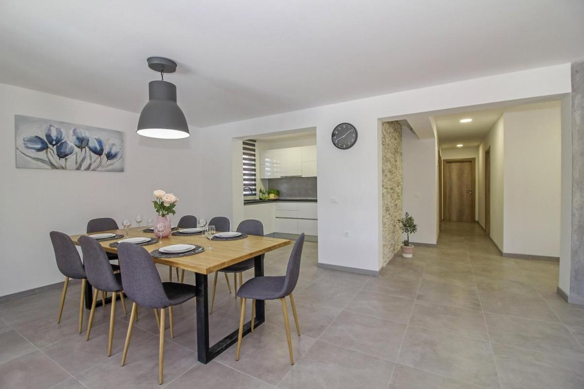 Natascha In Pamici - Haus Fuer 6 Personen Villa Žminj Buitenkant foto