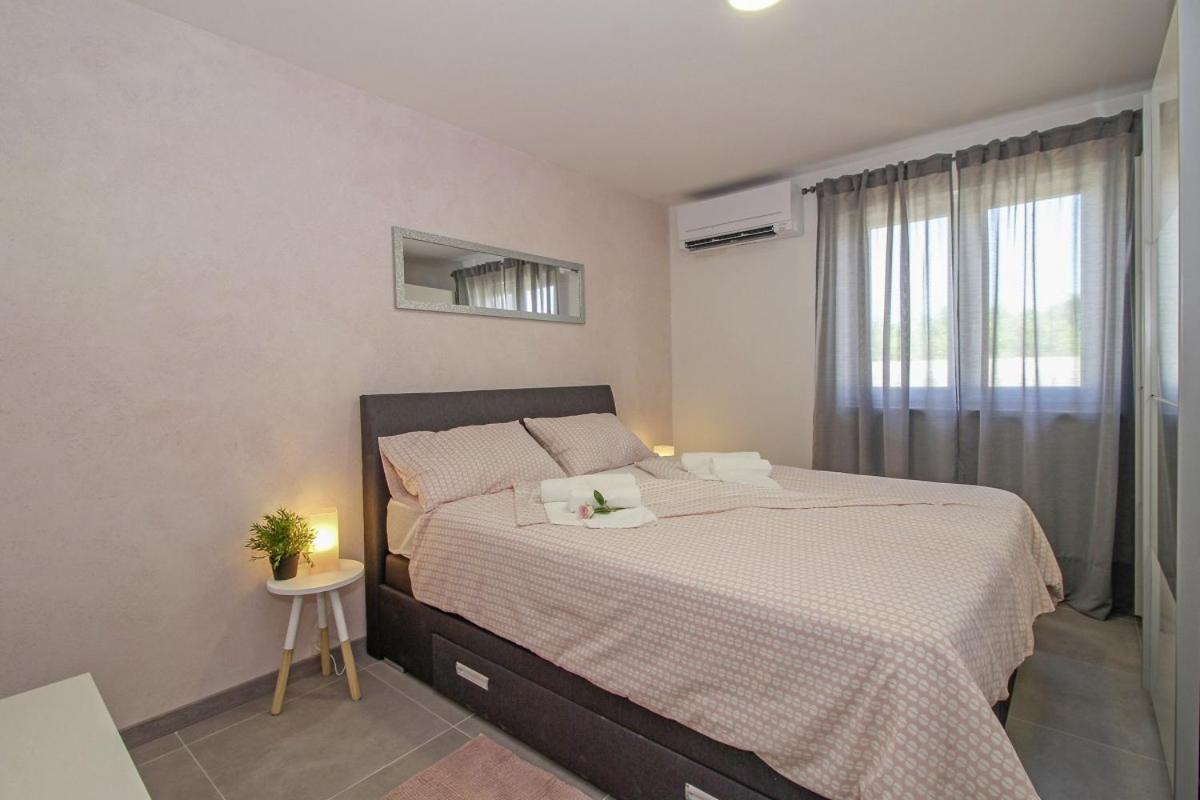 Natascha In Pamici - Haus Fuer 6 Personen Villa Žminj Buitenkant foto