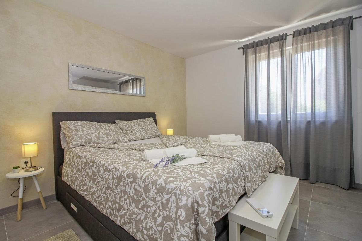 Natascha In Pamici - Haus Fuer 6 Personen Villa Žminj Buitenkant foto