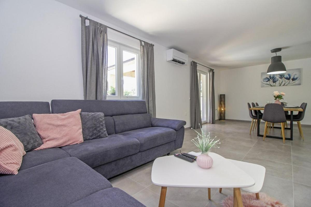 Natascha In Pamici - Haus Fuer 6 Personen Villa Žminj Buitenkant foto
