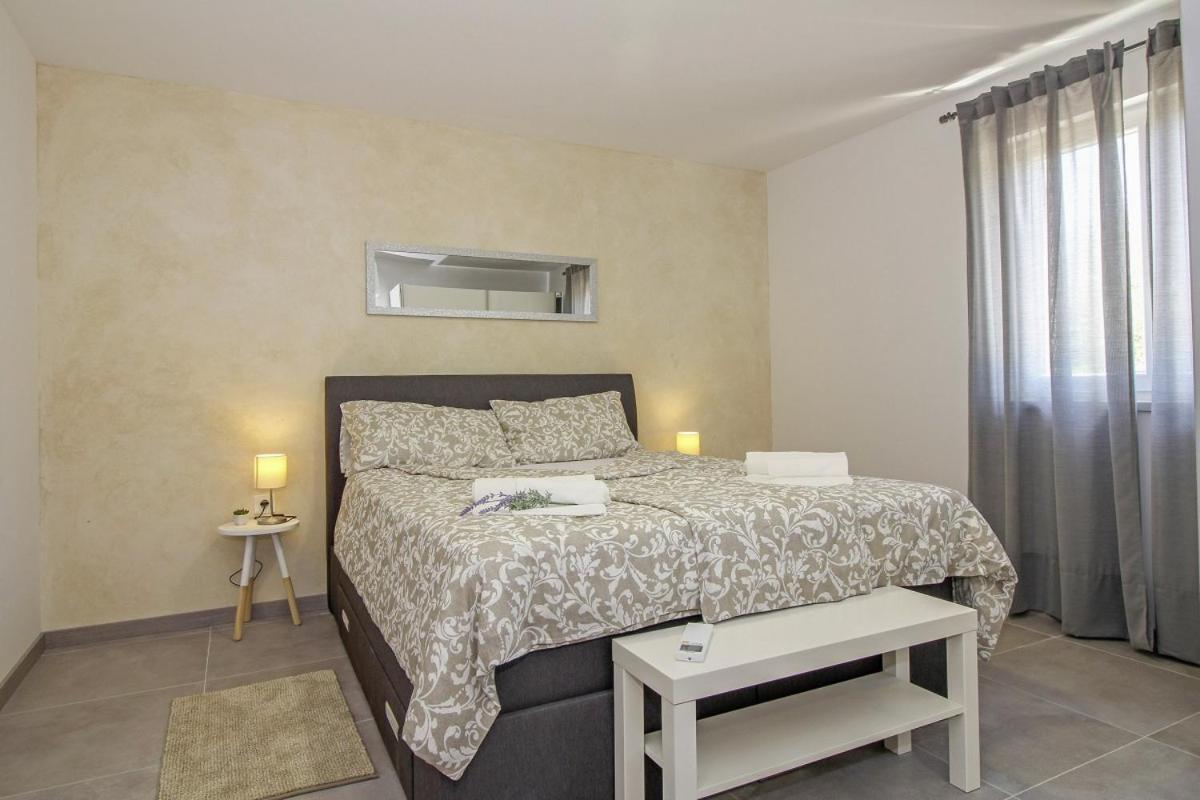 Natascha In Pamici - Haus Fuer 6 Personen Villa Žminj Buitenkant foto